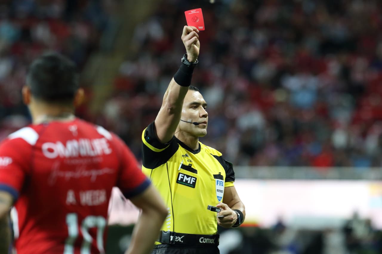 Ortiz dejó solo 20 hombres en la cancha al 38', cuando le mostró la roja a Ponce.