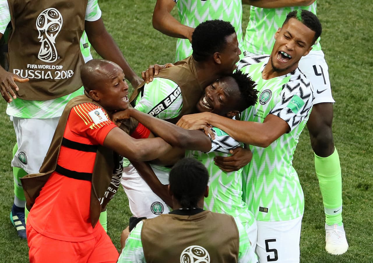 Nigeria se impuso 2-0 contra Islandia y revivió no solo sus opciones de llegar a octavos de final sino las de Argentina en el grupo D del Mundial Rusia 2018.