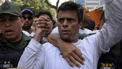 El 12 de febrero una jueza emitió su orden de arresto con cargos de instigación, intimidación pública e incitación a crear disturbios, entre otros cargos.