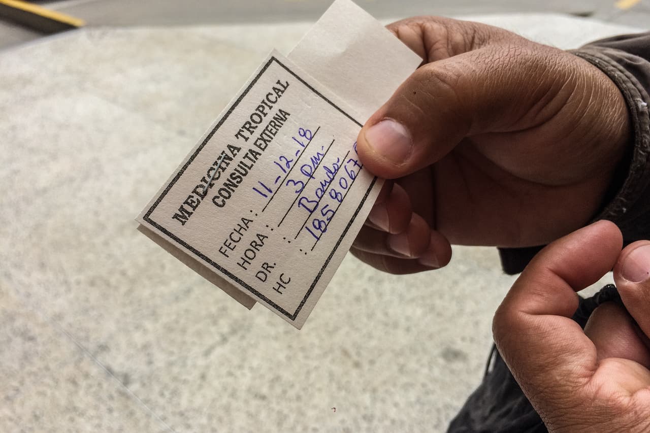 Para conseguir una cita médica, Alfonzo debe esperar en el Hospital Cayetano Heredia desde las 4 am para anotarse en una lista.