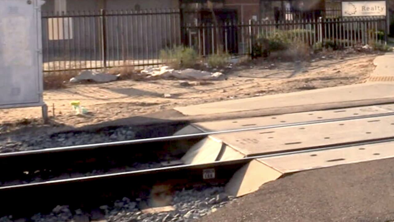 Investigadores explican que el tren Amtrak transportaba al menos 50 personas, y que el conductor del tren se dio cuenta del vehículo en la vía. Pitó y activó los frenos, pero ya era demasiado tarde.
<br>