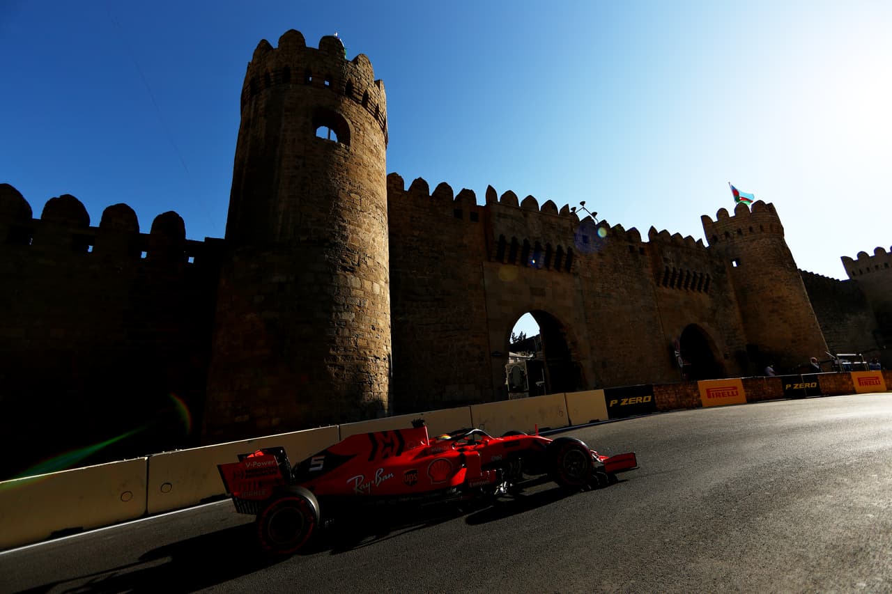 Este sábado se registró una sesión de clasificación accidentada con los choques en la misma curva de Robert Kubica y Charles Leclerc (favorito a la Pole). Al final, los Mercedes lograron el 1-2 con Valtteri Bottas primero y Lewis Hamilton segundo, Sebastian Vettel (Ferrari) tercero, Max Verstappen (Red Bull) cuarto y Sergio 'Checo' Pérez (Racing Point) quinto.