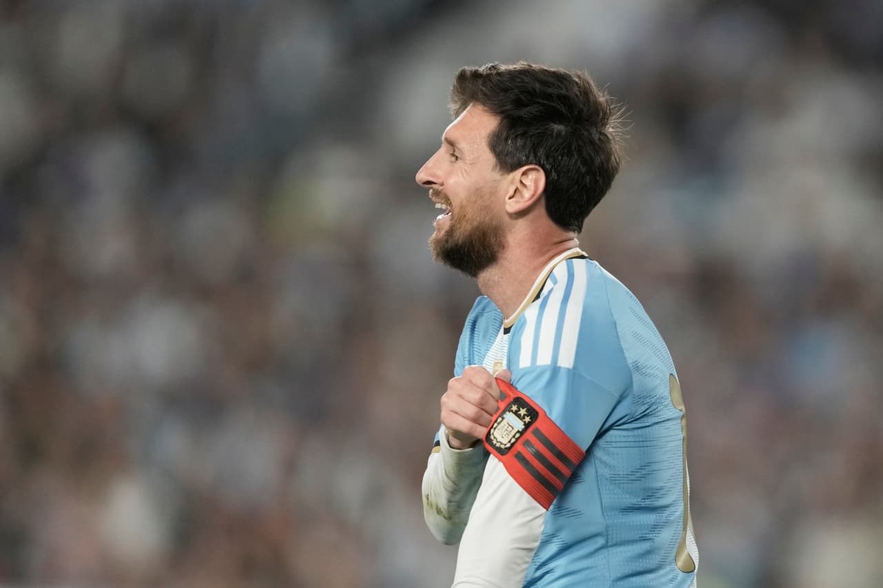 Lionel Messi se ajusta la cinta de capitán de Argentina durante un amistoso internacional contra Benín en su despedida de la selección de su país en Buenos Aires, Argentina, martes Oct.6, 2026. (AP Foto/Natacha Pisarenko)