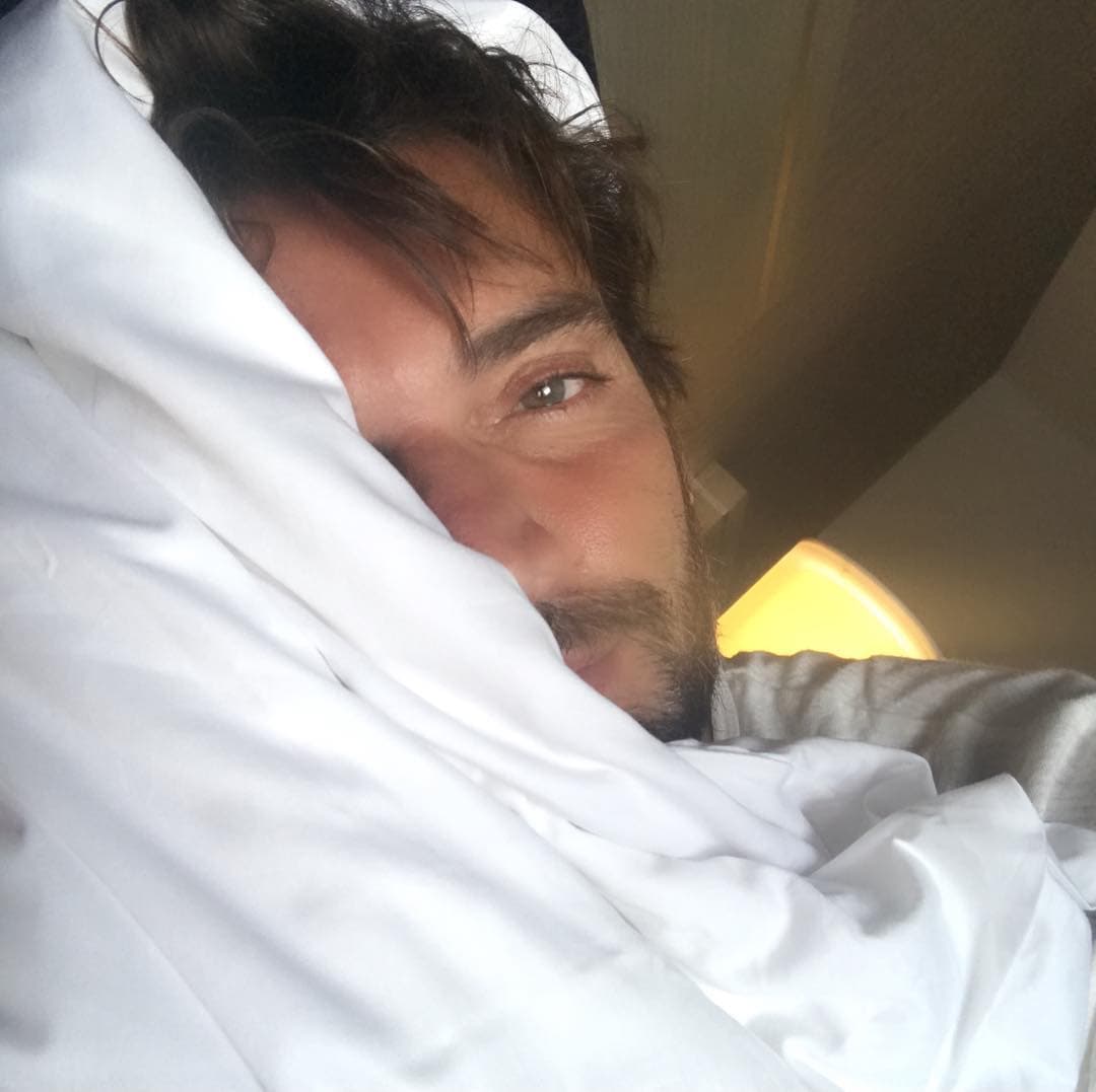 En esta imagen podemos ver al guapo
<b><a href="http://www.univision.com/temas/julian-gil">Julián Gil</a> </b>totalmente relajado en su cama, despeinado y con una playera blanca, eso sí, muy cansado por los cambios de horarios entre México y Miami, pero sabe cómo hacerle para mantener su galanura.