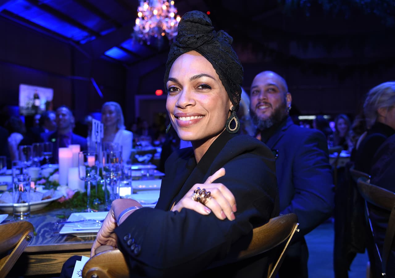 <a href="https://www.univision.com/shows/sal-y-pimienta/rosario-dawson-fue-arrestada-por-protestar-pacificamente-video" target="_blank">Rosario Dawson</a>: la actriz estadounidense ha participado en eventos sociales relacionados con el apoyo a familias y amigos de homosexuales, fundó
<a href="votolatino.org">Voto Latino</a> que es una organización que invita a los jóvenes a votar y hace parte de la campaña de control de armas.
<br>