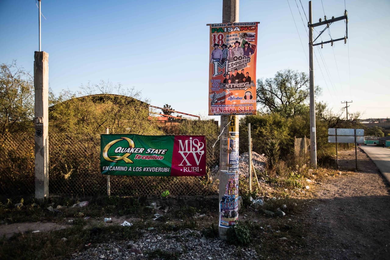 Varias marcas, como esta de aceites, pusieron sus carteles a lo largo de la carretera para felicitar a Rubí por sus XV y de paso, hacer un poco de publicidad.