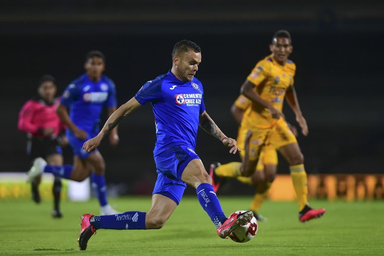 Los Tigres dejan ir el triunfo y la Máquina les empata el encuentro, lo lleva a los penales y se cuelan a la final de la Copa GNP.