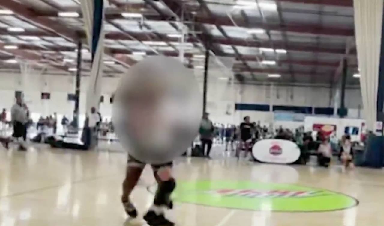 Acusan a madre de motivar a hija para que golpeara a contrincante en partido de baloncesto