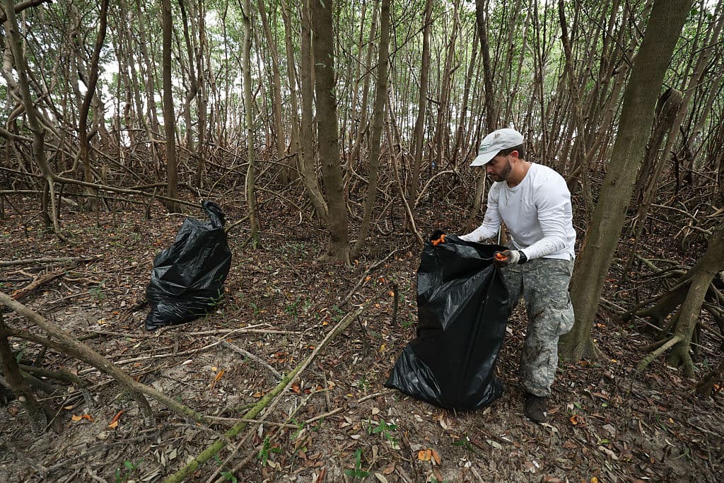 Otazo usa varias bolsas de basura para sacarlos desperdicios de los manglares.