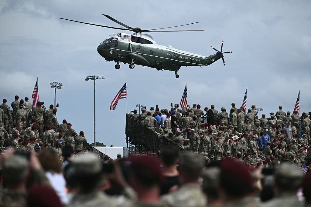 Mientras se encontraba en
<b>Fort Bragg, base que alberga a unos 50,000 soldados en servicio activo</b>, el presidente Trump justificó el despliegue militar en Los Ángeles, como una medida "necesaria" para proteger la propiedad y al personal federal.