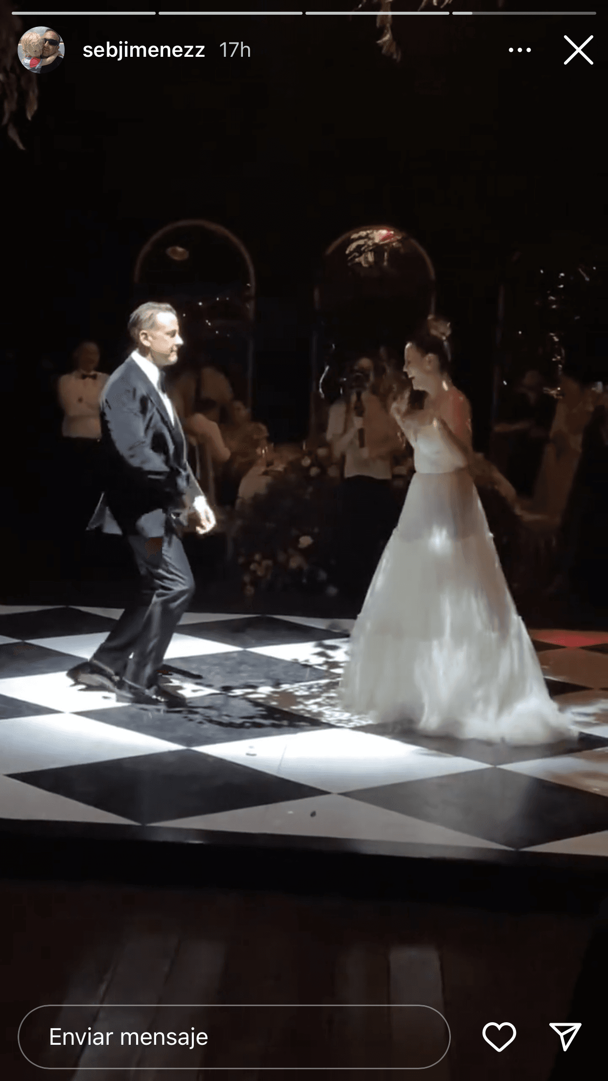 "Yo
<b>quería que tuvieran un look más real</b>, fuera de todo el contexto de él como actor y de ella como 'show girl' porque la locación de la boda era un bosque", narró el experto en imagen.
<br>