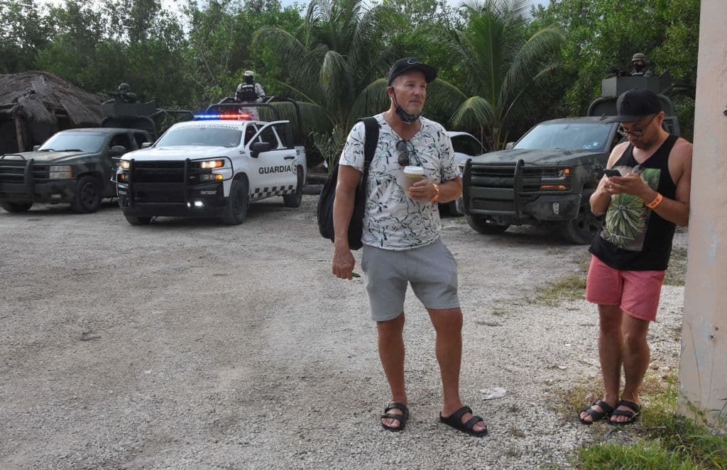 Según reportaron las autoridades, después de las investigaciones preliminares, todo comenzó cuando dos personas se instalaron en la playa diciendo que ellos se hacían cargo de la venta de drogas en la playa.