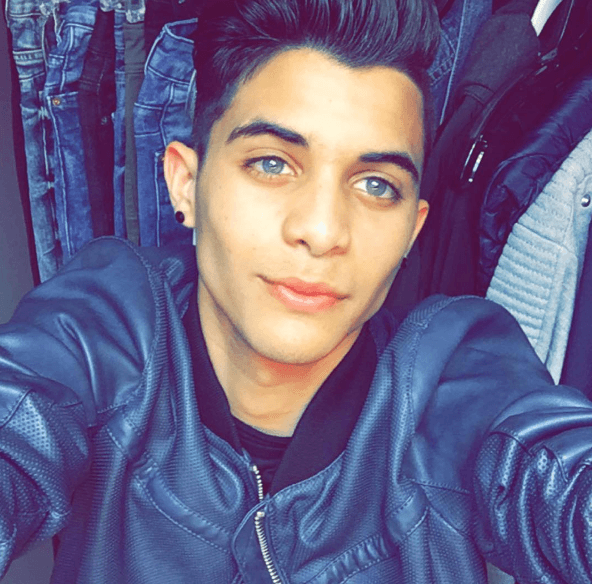 Su abuela ocupa un lugar muy especial en su corazón y siempre carga el crucifijo que le dio antes de salir de Cuba.