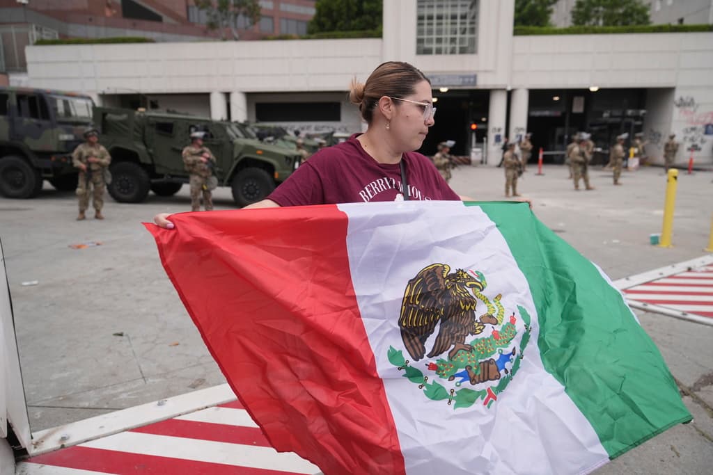 "Soy una estadounidense muy orgullosa, pero tengo que mostrar mi apoyo también a nuestros hermanos y hermanas mexicanos", declaró a
<i>The New York Time</i>s Elizabeth Torres, de 36 años, que sostenía una bandera frente a un centro de detención en Los Ángeles.
<br>La mujer dijo que esperaba que cualquier persona detenida dentro pudiera verla desde una ventana y saber que no estaba sola.