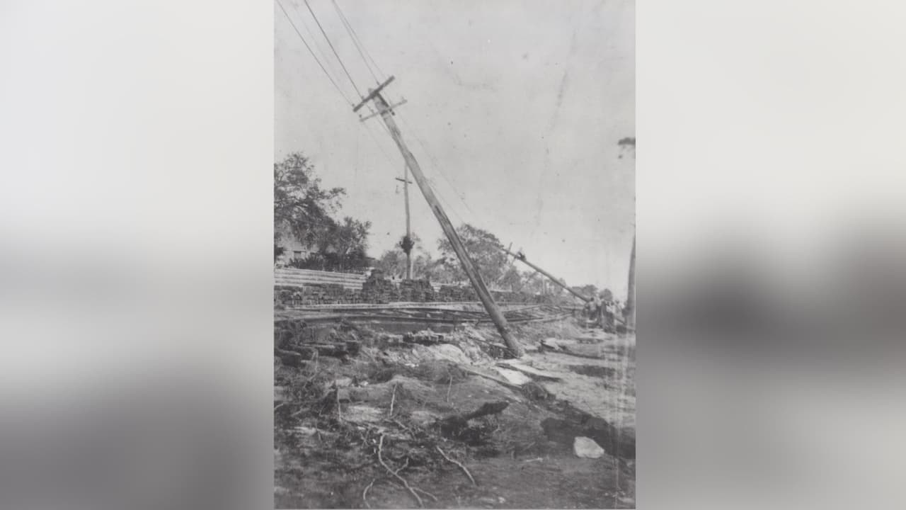 Numerosos
<b>postes de electricidad y árboles fueron derribados por los vientos</b> y las casas sufrieron daños considerables.
<br>