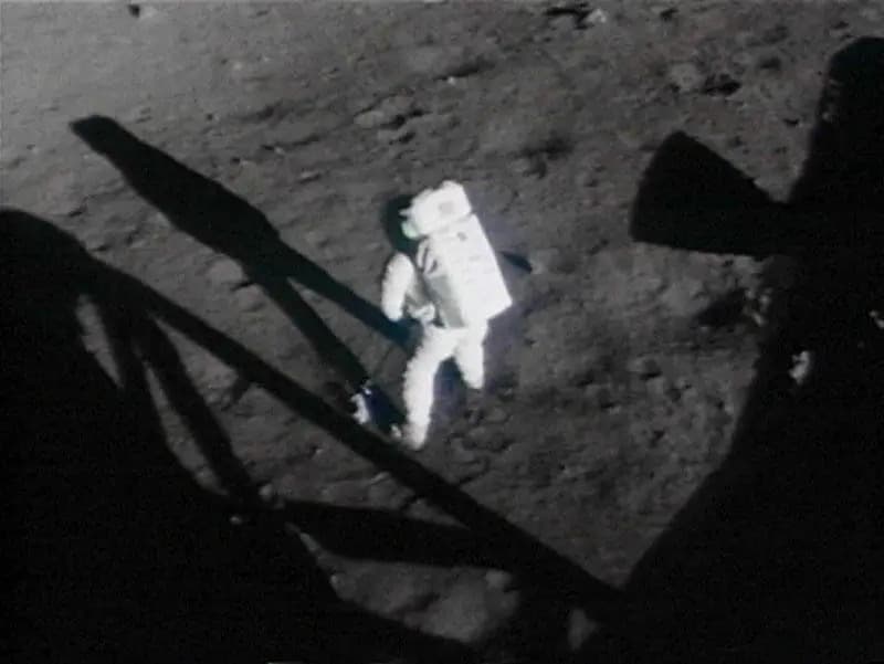 Extraído de una película de 16 mm, este histórico fotograma muestra a Neil Armstrong en la superficie lunar durante la misión Apolo 11 el 20 de julio de 1969. Armstrong recolecta la muestra de contingencia de polvo y rocas cerca del módulo lunar.