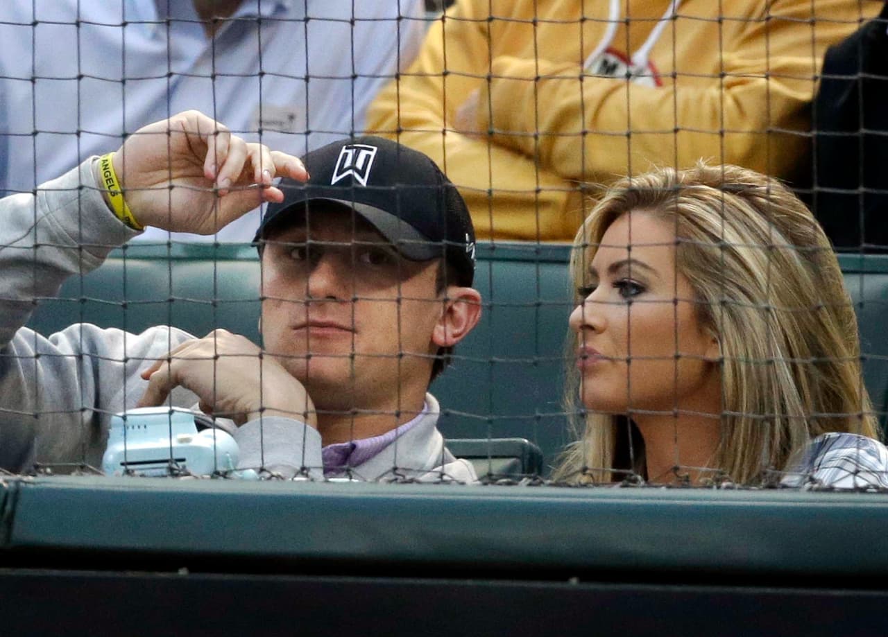 Manziel junto a Colleen Crowley en abril del 2015 durante un juego de beisbol entre Los Angeles Angels y los Texas Rangers.