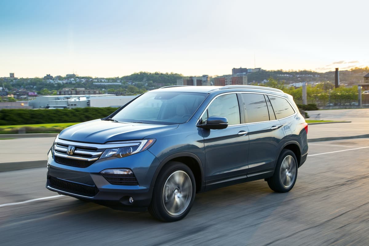 <b>Honda Pilot 2018</b>
<br>
<b>Calificación: Aceptable</b>
<br>Esta camioneta está dentro de un término aceptable de seguridad. El IIHS está siendo cada vez más estricto en cuanto a las medidas de protección a los pasajeros delanteros, ya que a su juicio, los fabricantes no les otorgaban los mismos estándares de seguridad que a los conductores.
