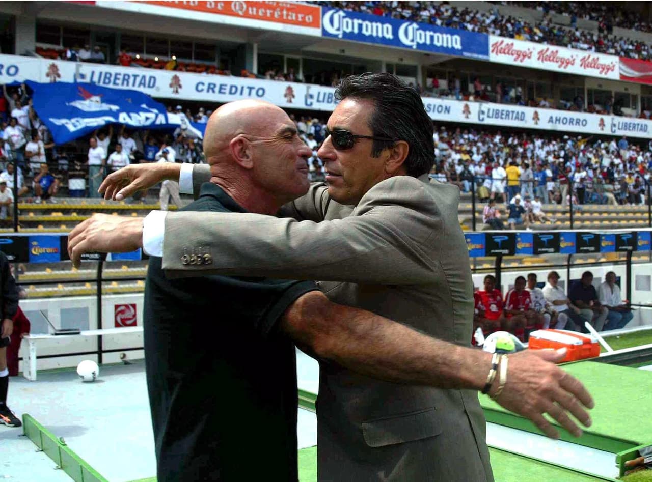 Fue auxiliar de Tomas Boy cuando dirigía el Querétaro. Posteriormente tomó al equipo para el Clausura 2004.