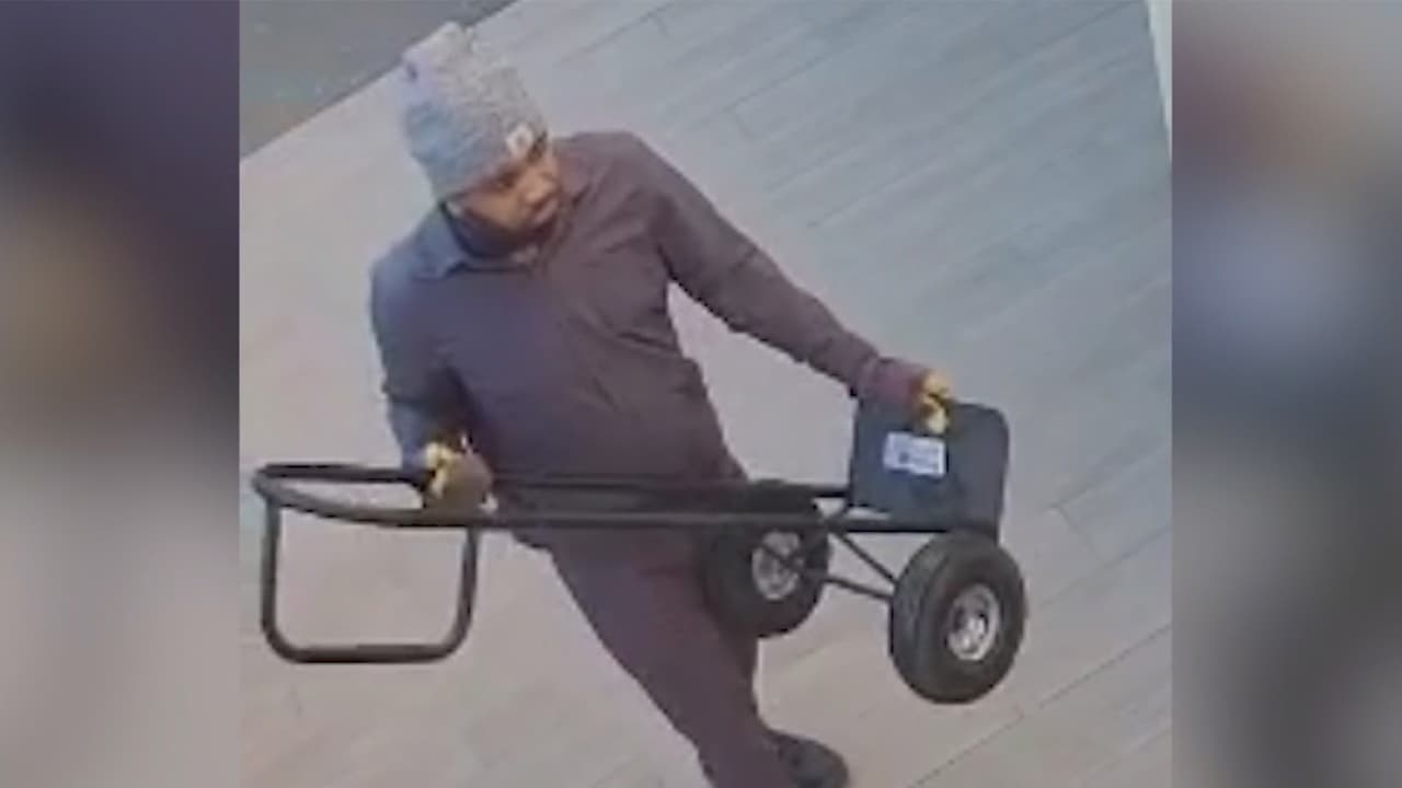 El individuo es descrito como un hombre afroamericano de unos 30 años