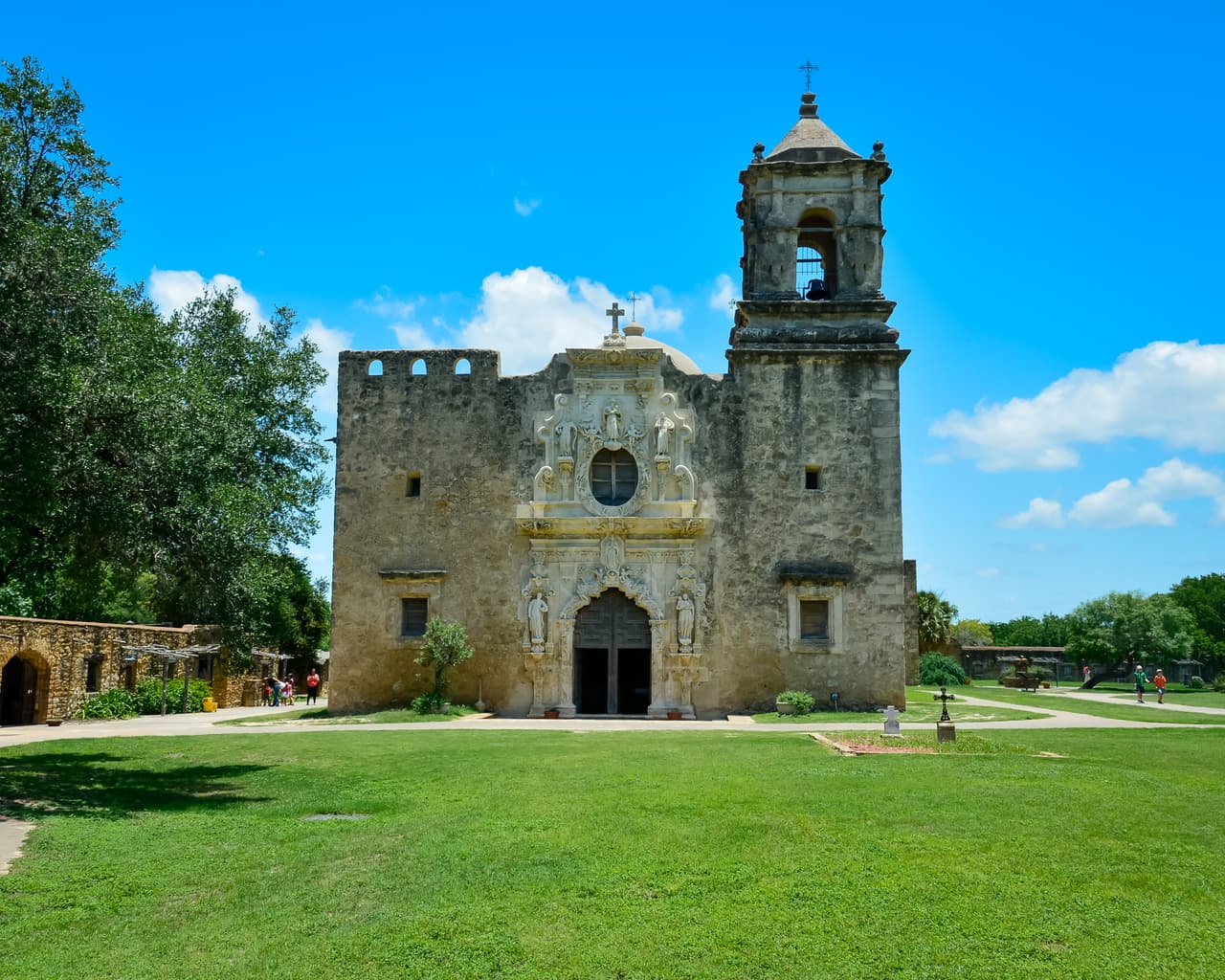 <b>San José Mission Education Center eclipse viewing party</b>
<br>
<br>📍Dónde: San José Mission Education Center
<br>
<br>⏰ Horario: 14 de octubre, 10:00 a 12:00 horas
<br>
<br>Tendrá actividades en español para niños y adultos.
<br>