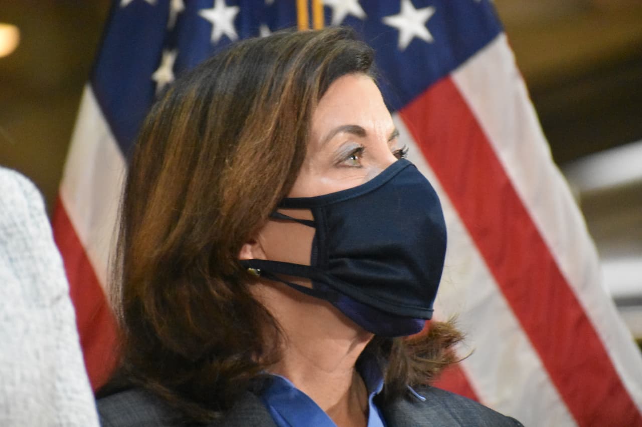 La legislatura estatal primero debe aprobar el plan de la gobernadora. Se espera que los principales líderes legislativos sigan negociando con Hochul para finalizar el presupuesto, que debe estar en vigor el 1 de abril. Esto es lo que incluye el plan: