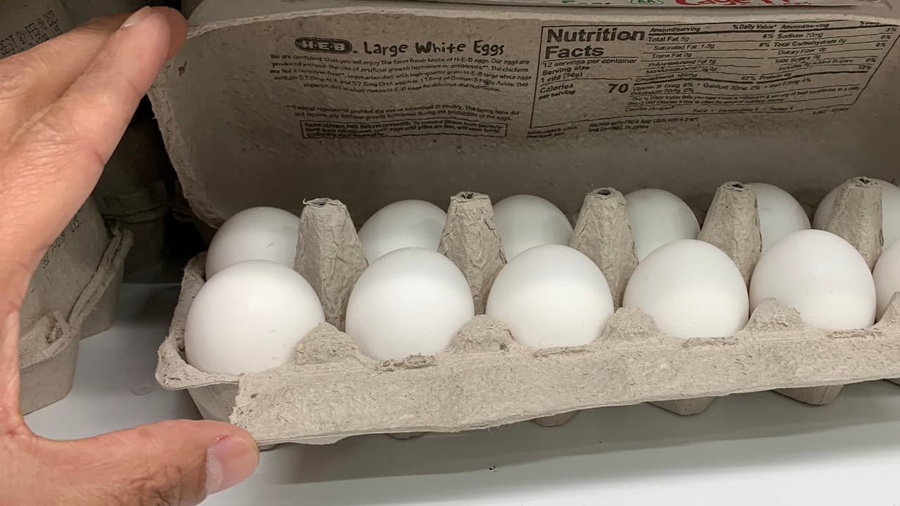 Estos son algunos de los precios que encontramos por una docena de huevos en Walmart: $6.42, $5.18, $4.93, y $5.27.