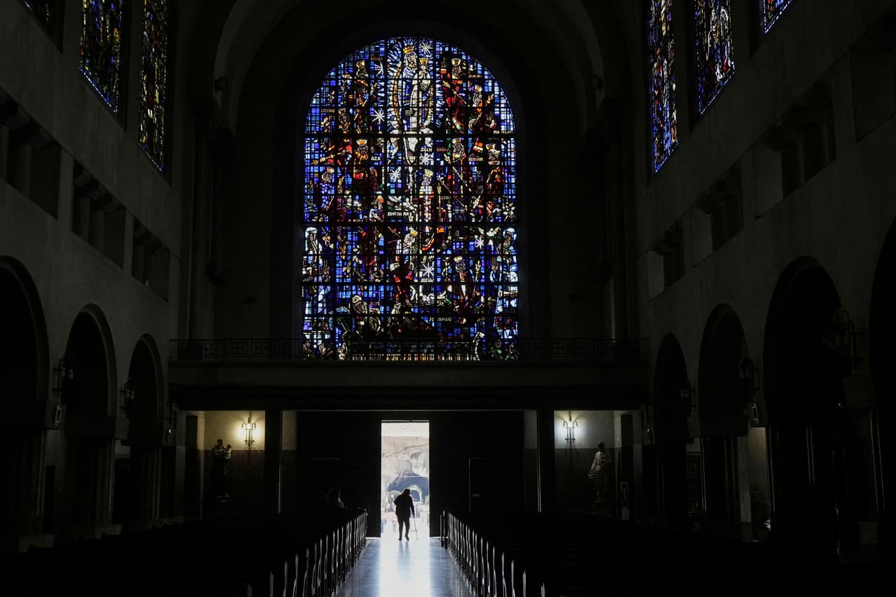 Una feligresa sale del Santuario de la Virgen de Lourdes después de rezar durante la Semana Santa en Santiago, Chile, el jueves 17 de abril de 2025.
<br>
<br>El papa Francisco ya había manifestado en años anteriores su intención de lograr una celebración unificada. En 2014, incluso ironizó sobre la confusión que generan las fechas diferentes: “¿Cuándo resucita tu Cristo? ¿La semana que viene? El mío resucitó la semana pasada”.
<b>Esta vez, el Papa fue más enfático al proponer que la coincidencia actual sirva como un punto de partida hacia la unidad.</b>
