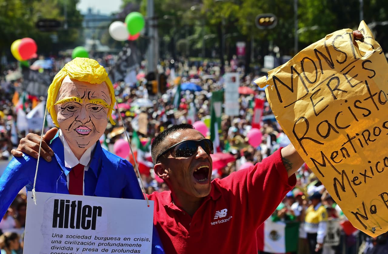 Un hombre abraza la figura de Donald Trump durante la marcha en la Ciudad de México.