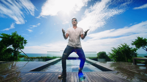 Silvestre Dangond, aquí en su video 'Ya no me duele más', está nominado con Farruko por el remix dentro de la categoría Mejor Canción para Bailar, por lo que te mostramos su buen ritmo en varios gifs.