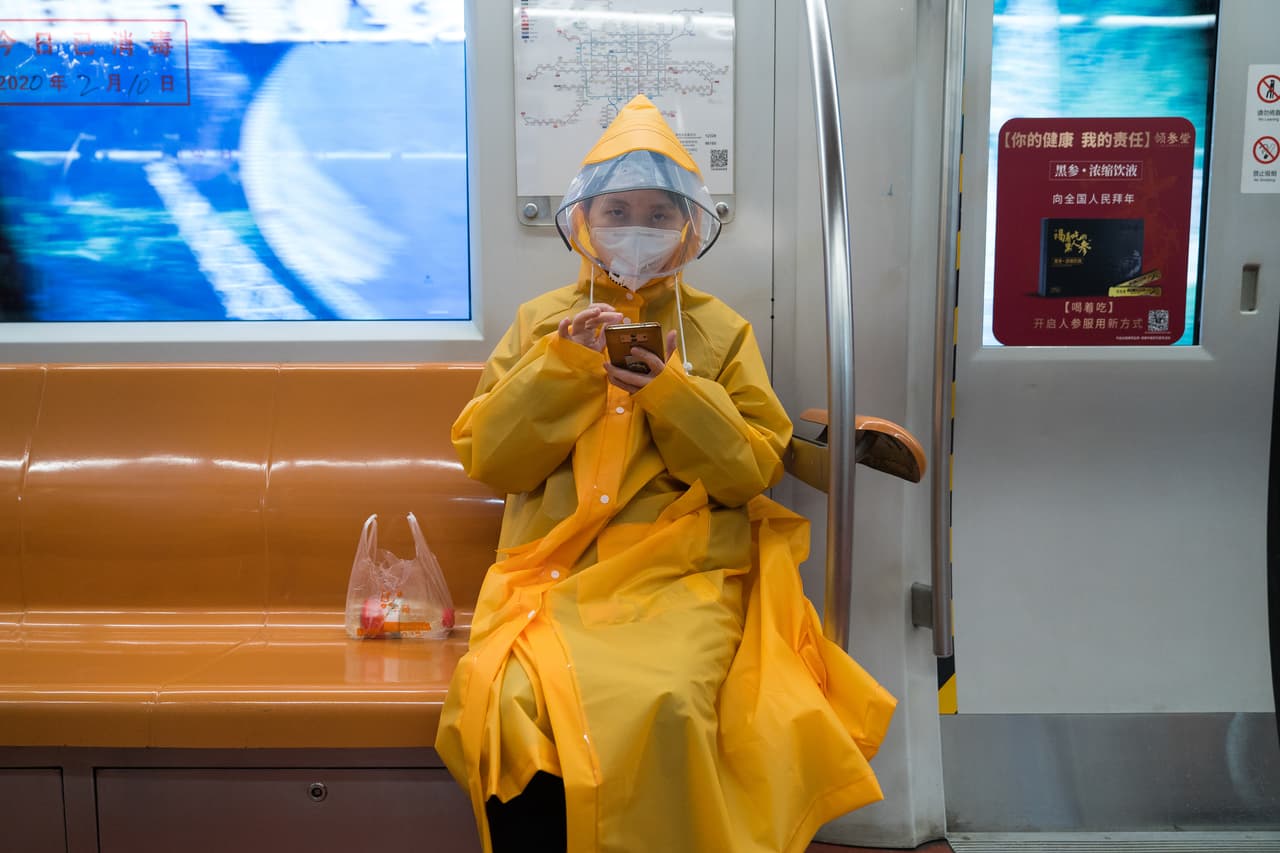 Una mujer protegida con una máscara viaja en el metro de la capital china, Pekín, este 10 de febrero de 2020. La fecha marca el final de las vacaciones del Año Nuevo chino, que se extendieron debido al brote del nuevo coronavirus. Sin embargo, según reporta la agencia Getty Images, la capital china permanece vacía y los negocios no parecen reactivarse.