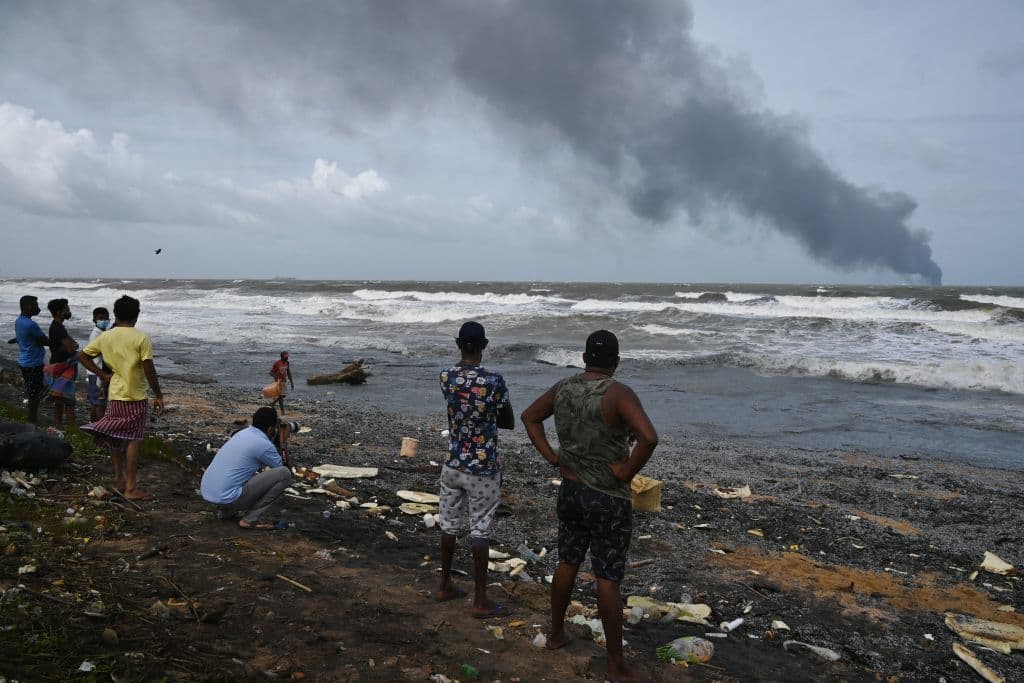 Los residentes ven cómo el humo espeso sale del buque portacontenedores MV X-Press Pearl, registrado con badera de Singapur, que ardió por 14 días frente a las costas de Sri Lanka.