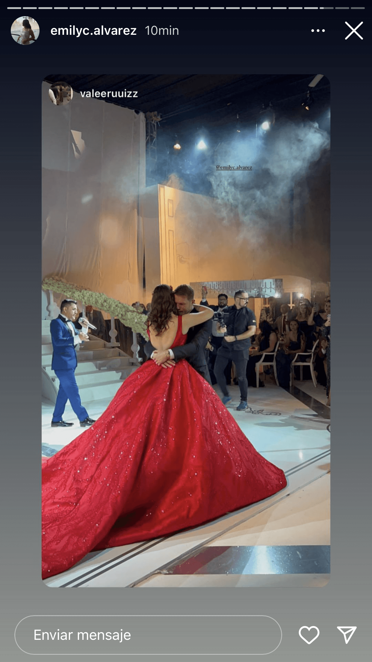 Ahí, la quinceañera bailó el vals con su afamado padre.
<br>