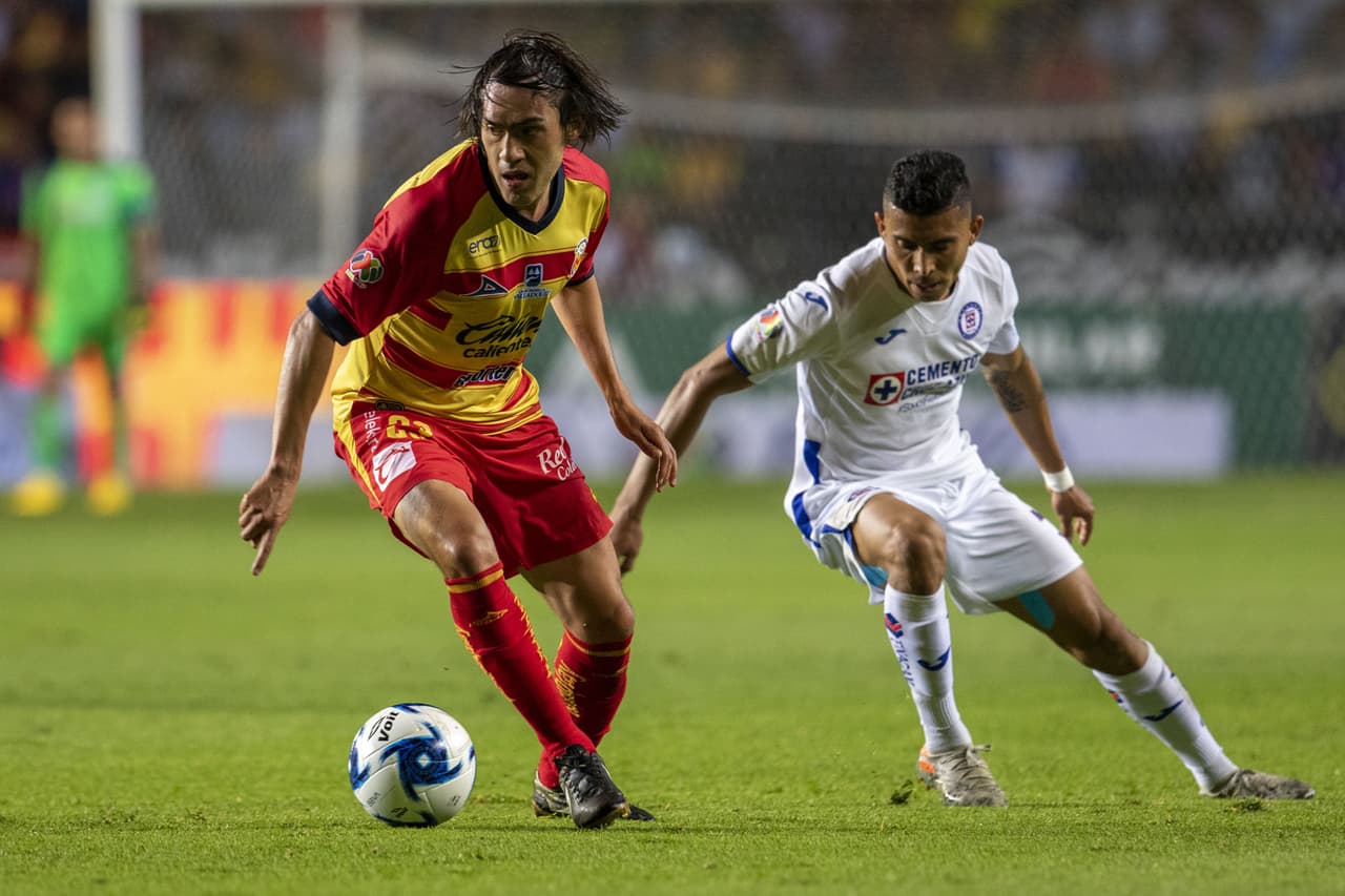 El Shaggy Martínez no puede con la marca de Orbelín Pineda y descarga con Gonzalo Jara.