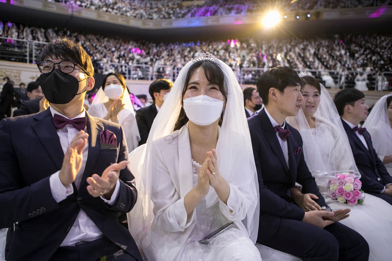 A pesar de los temores ante el coronavirus miles de parejas participaron de una boda masiva celebrada por la Federación de Familias por la Paz Mundial y la Unificación en Corea del Sur, el pasado día 7.