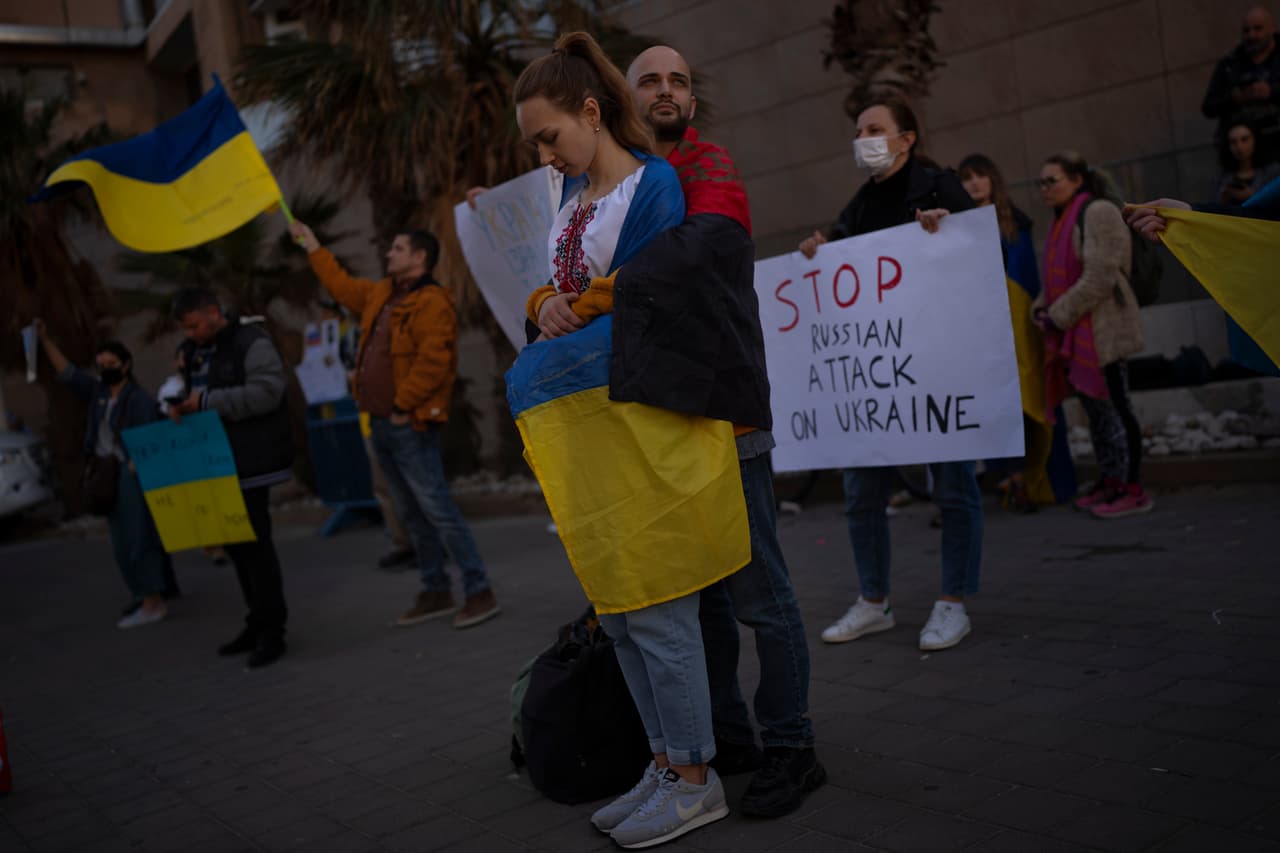 Manifestantes con banderas y pancartas a favor de Ucrania frente a la embajada rusa en Tel Aviv.