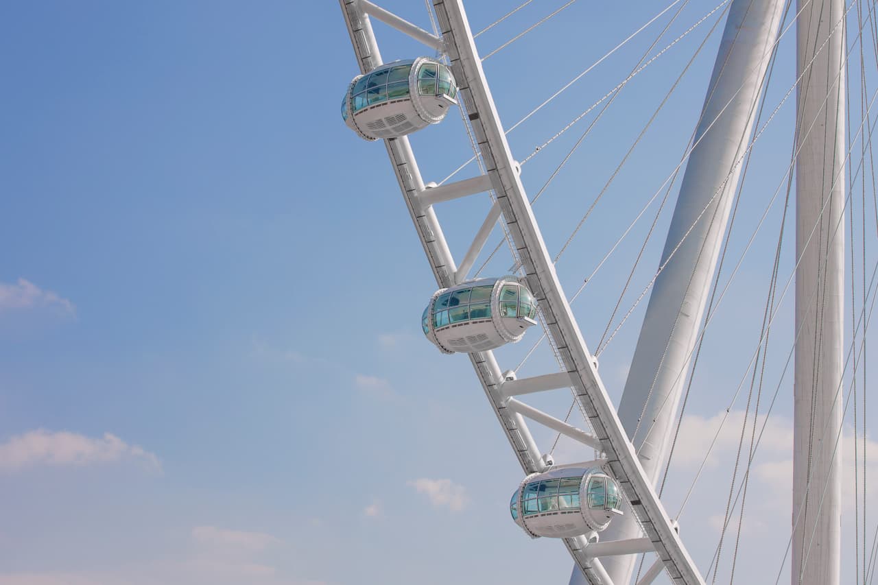 Ain Dubai tardó más de ocho años en construirse. La obra comenzó en mayo de 2015 y estuvo lista dos años después de lo previsto. Comenzará a operar el 21 de octubre y el precio de las entradas será de alrededor de 35 dólares.