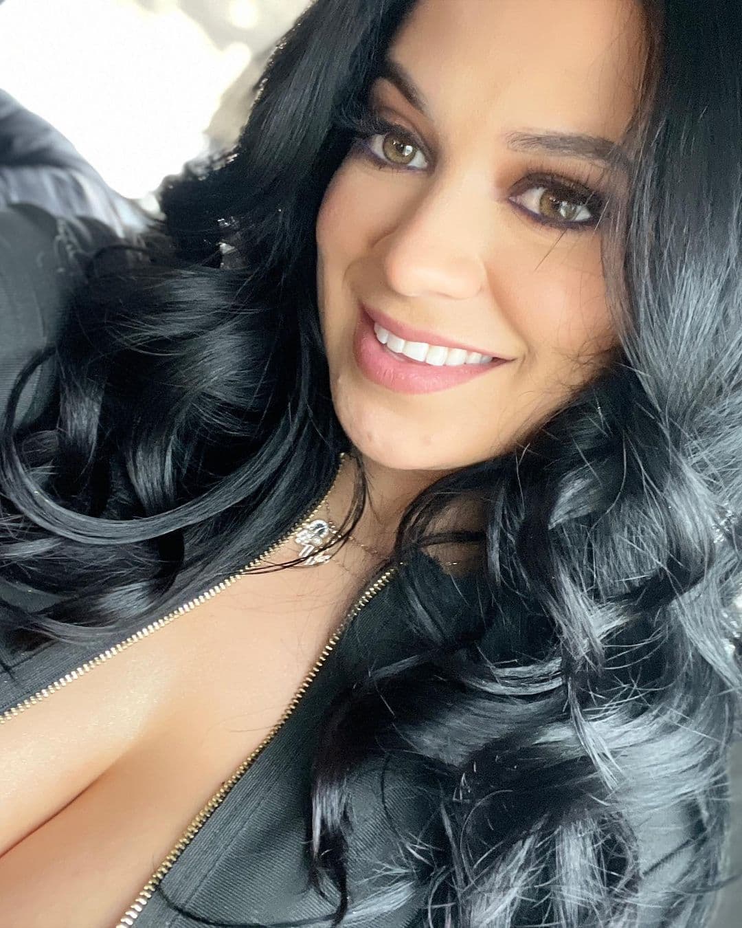 Carlita es preciosa y lo mejor de sus selfies es que siempre resaltan sus ojos, de un color espectacular.