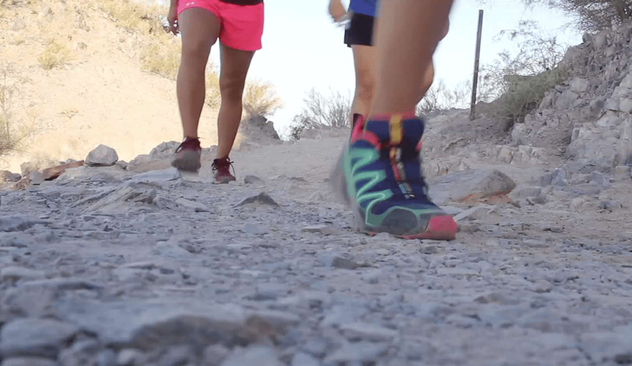 “Algo muy importante es decirle a alguien a donde vas, si vas a caminar solo. Pero es mejor caminar con otra persona, en muchos de los rescates, es el acompañante que nos llama para pedir ayuda”, insta Todd Keller, capitán del departamento de bomberos de Phoenix.
<br>