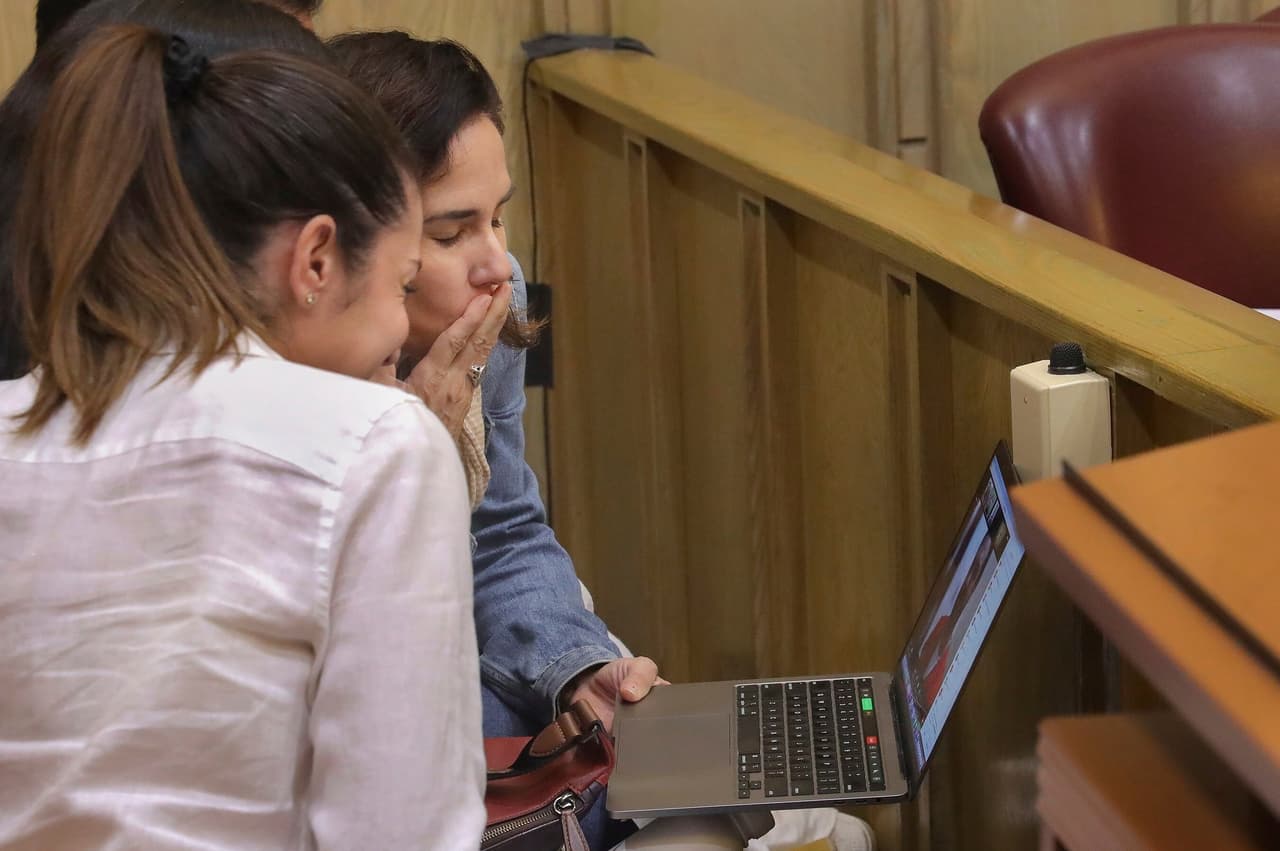 La hermana del actor y sus otros familiares le mandaron besos a través de la pantalla y le dirigieron algunas palabras en voz baja para que él pudiera leerles los labios.
<br>