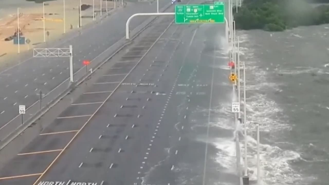 Una
<b>autopista en Tampa Bay es casi cubierta por la marea</b>, tras el paso del Huracán Idalia, la mañana de este miércoles 30 de agosto.