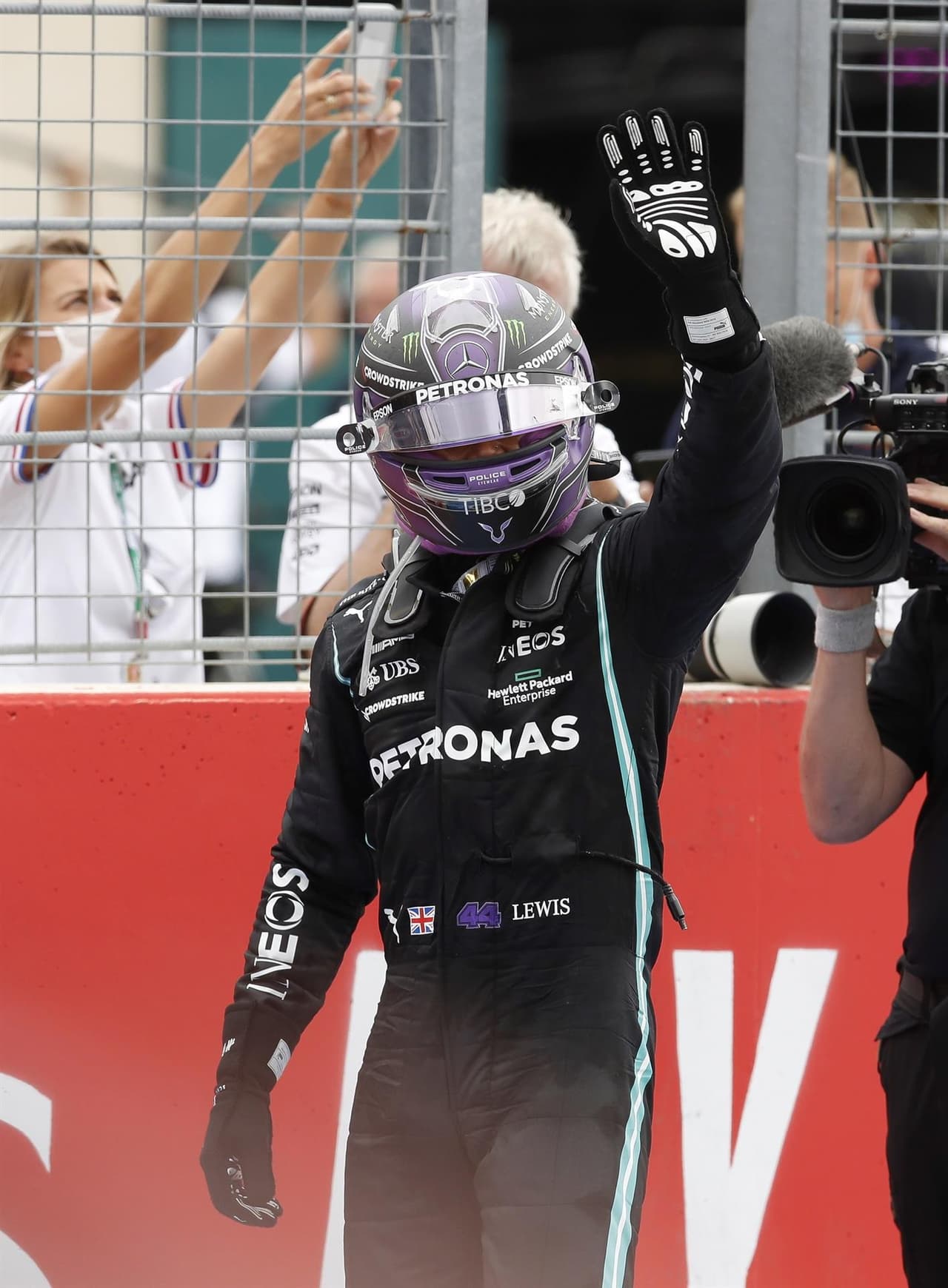 Sergio 'Checo' Pérez logra subir al podio en la Formula 1 junto a su compañero de Red Bull, Max Verstappen, y Lewis Hamilton. El mexicano llegó en tercera posición, mientas que el piloto británico se adjudicó la segunda plaza. El neerlandés fue campeón del Gran Premio de Francia y fue nombrado piloto del día.