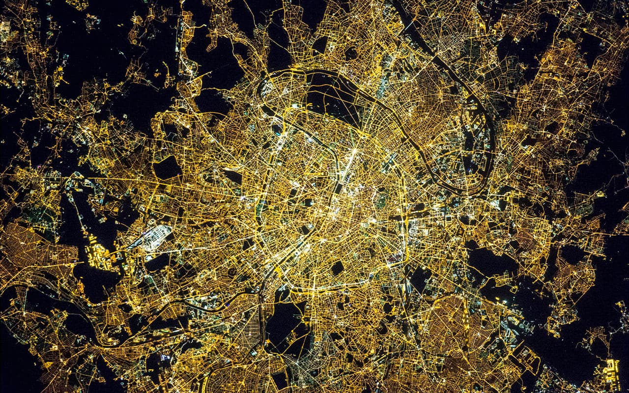 <b>Paris de noche. </b>Los astronautas en la Estación Espacial Internacional tomaron esta fotografía de París, a menudo conocida como la "Ciudad de la Luz". Se puede ver en el centro, el sinuoso río Sena y bulevar más brillante en la densa red de calles es la Avenue des Champs-Élysées, el eje histórico de la ciudad.
<br>
<br>