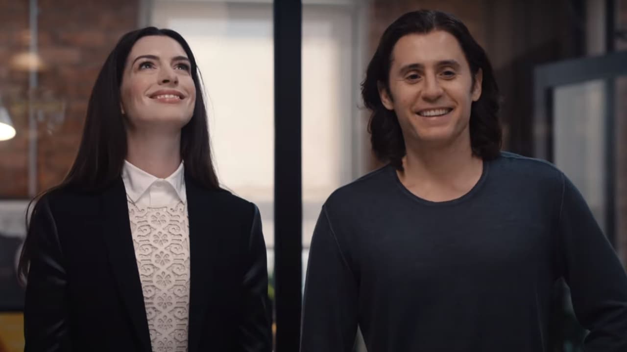 Anne Hathaway y Jared Leto protagonizan ‘WeCrashed’, disponible desde el 18 de marzo en Apple TV+.
