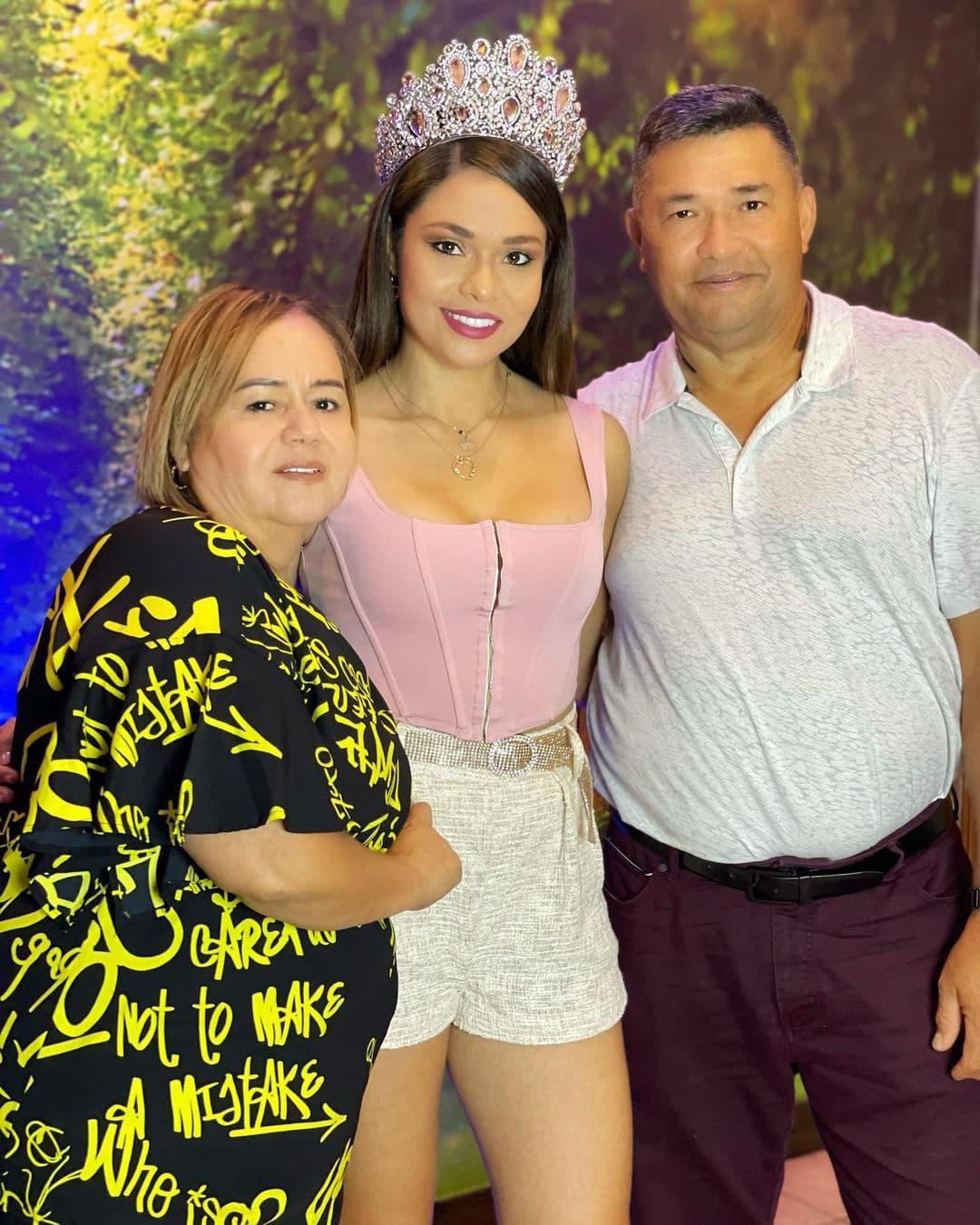 En Honduras, la nueva reina de belleza pasó las fiestas decembrinas junto a su familia y pudo volver a reunirse con sus papás.