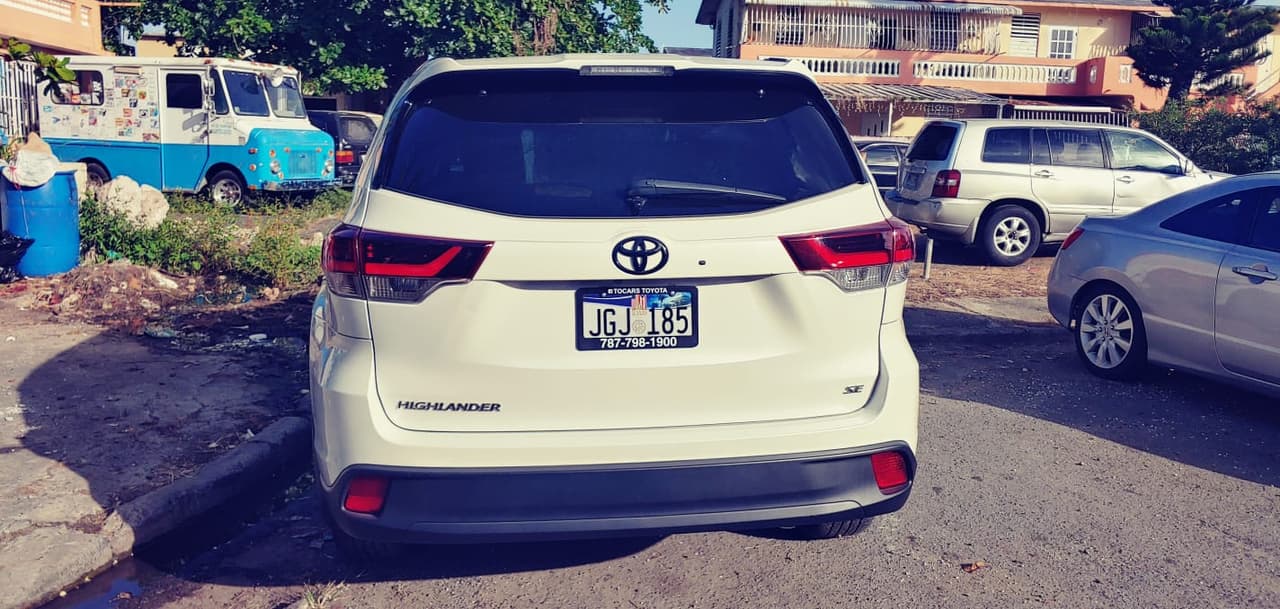 Al llegar las unidades al lugar, visualizaron a dos individuos al lado de una guagua color blanca, Toyota Highlander, y al estos percatarse de la presencia de la Policía huyeron del lugar.