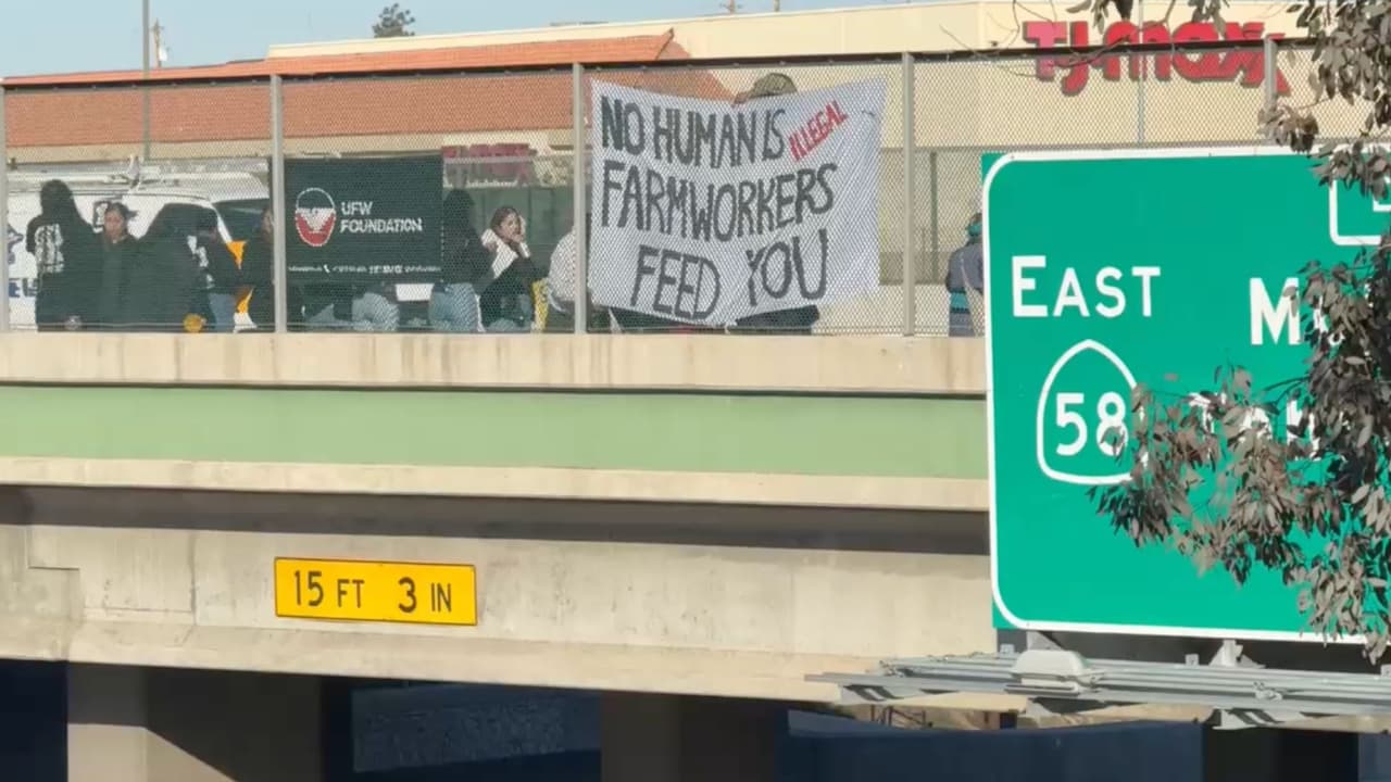 Para culminar con la protesta, los asistentes se dirigieron arriba del puente de la 99 en Bakersfield para colgar una lona con este mensaje: “Ningún humano es ilegal, los trabajadores agrícolas te alimentan”.