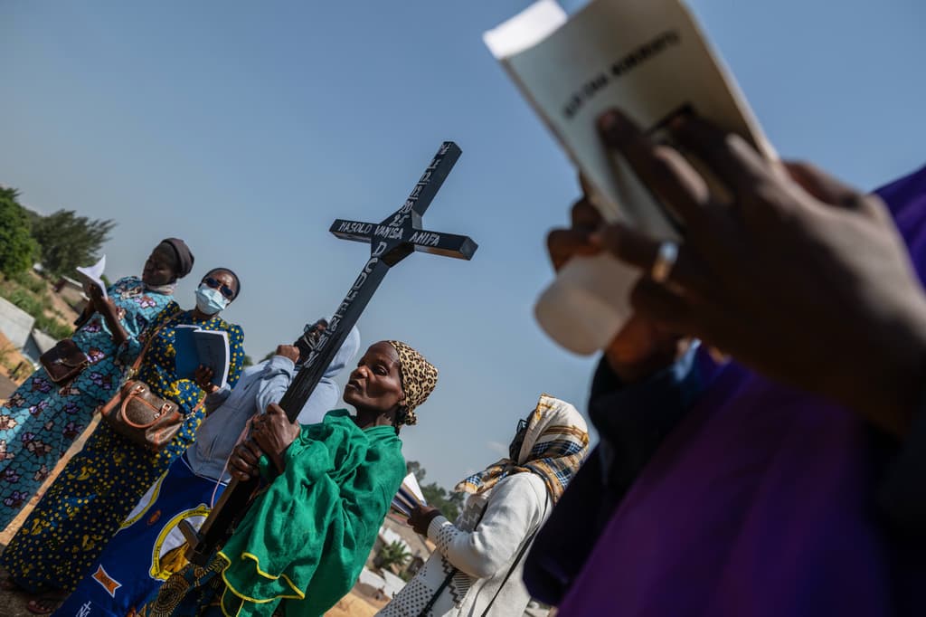 Una mujer sostiene una cruz durante la ceremonia de entierro de Vanisa Anifa, una niña huérfana de seis meses que murió de ébola, en Bunia, Congo, el viernes 19 de junio de 2026. (Foto AP/Moses Sawasawa)