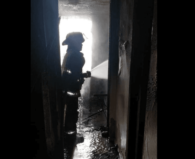 Una casa se quema completamente, inquilino dice que por explosión de un celular