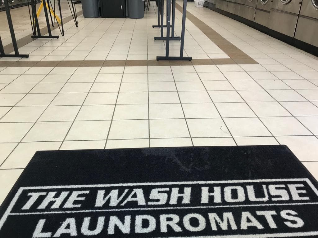 Buscan a persona que conducía un Kia color negro, con placas FKS-8777 de Carolina del Norte que se dio a la fuga después de estrellar el vehículo en una lavandería y herir a una mujer.